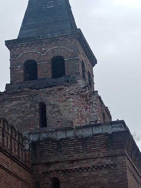Ruskou dělostřelbou poškozená věž hradu Vasilevskij (foto: Oleg Tuboltsev)